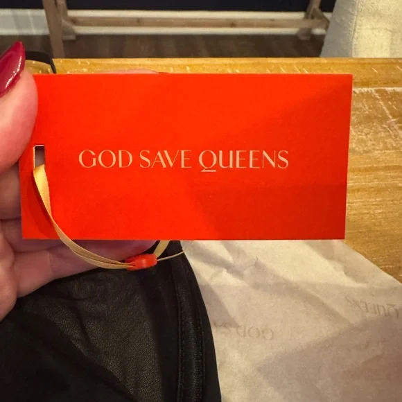 Valeria Dress/God Save Queens - Picture 5 of 15